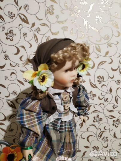 Кукла фарфоровая Германия, 40 см на подставке
