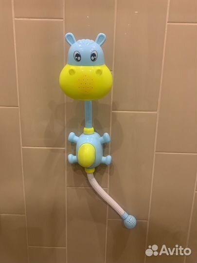 Игрушка-бегемот для купания в ванной