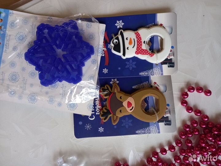 Стеклянная игрушка и много новогодних вещиц