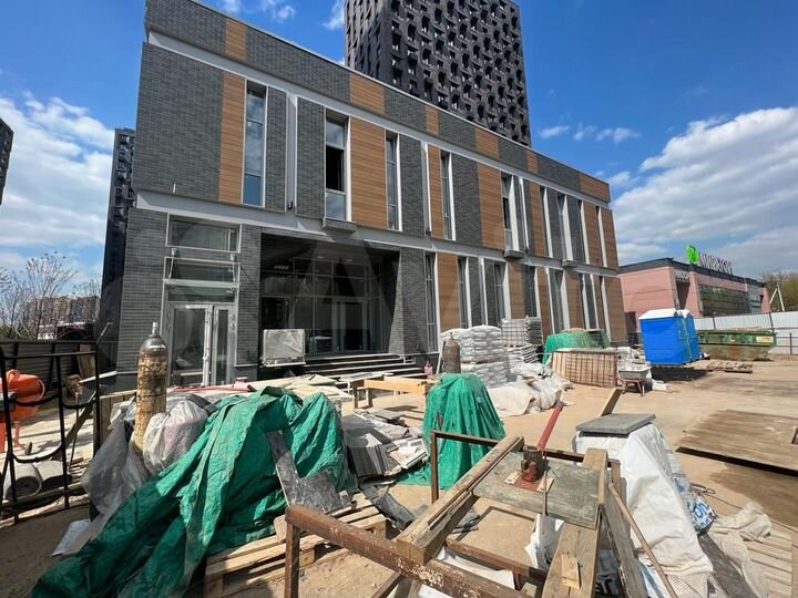 Административно-торговое здание площадью 1417.7 м²