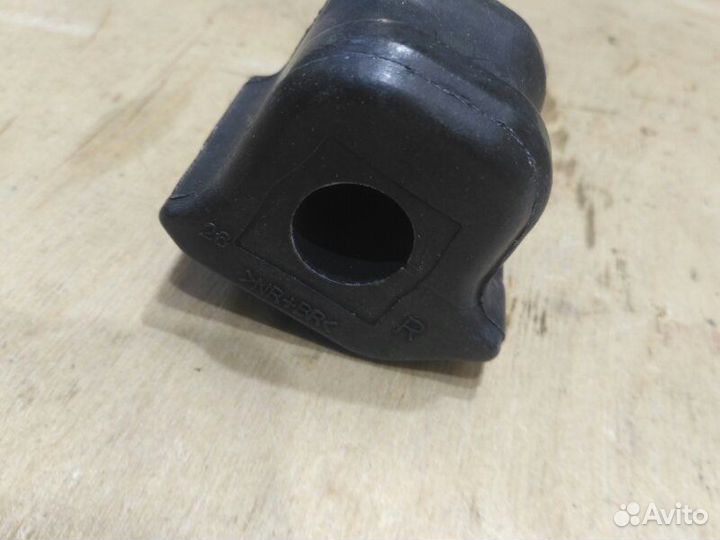 Втулка переднего стабилизатора правая Toyota Auris