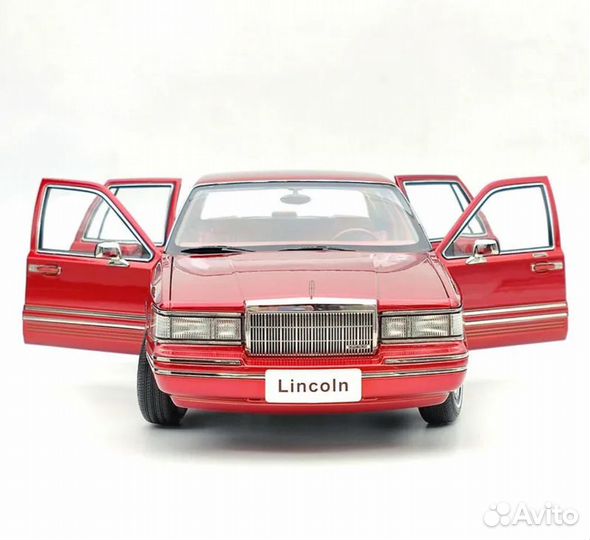 Модель Lincoln Town Car 1993-1995 1/18 красный