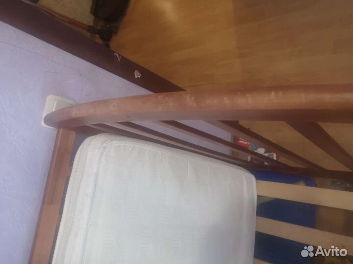 Детская кроватка с маятником