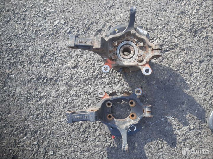 Поворотный кулак Nissan Serena C25