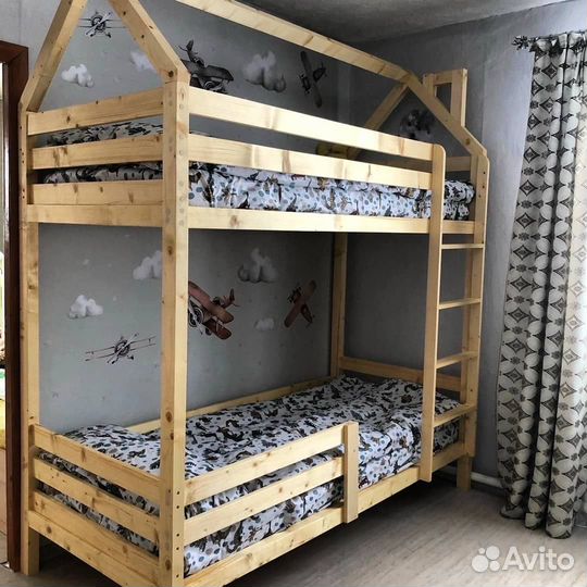 Двухъярусная кровать домик