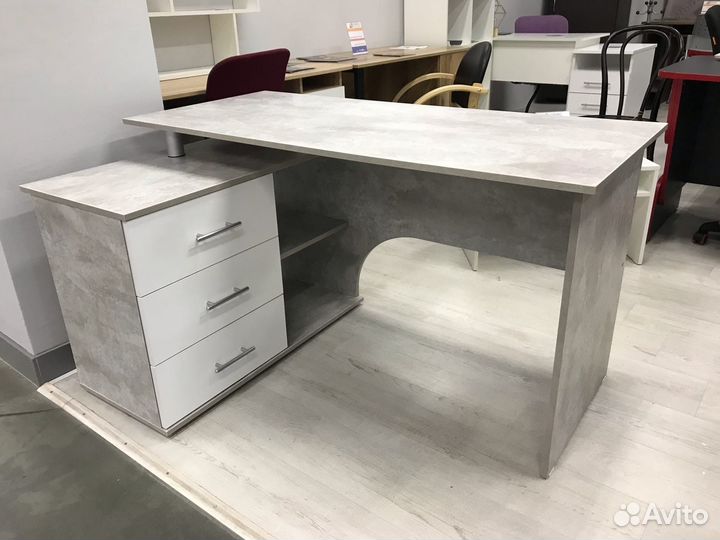 Белый компьютерный стол