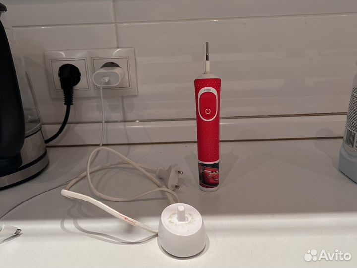 Зубная электрическая щетка oral b