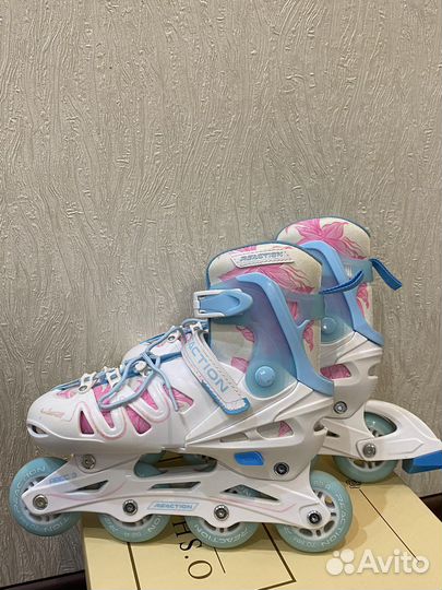 Комплект: роликовые коньки, шлем, набор защиты