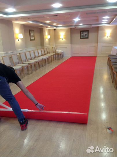 Аренда красной ковровой дорожки и стоек ограждения