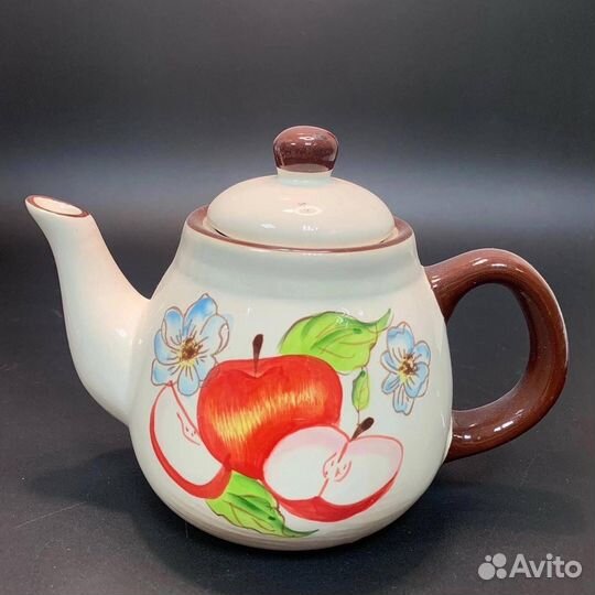 Фарфоровые чайники, молочник, солонка