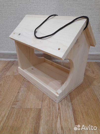 Кормушка и скворечник для птиц