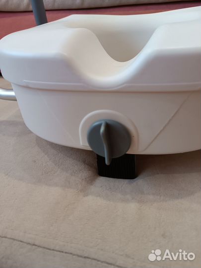 Насадка на унитаз с поручнями