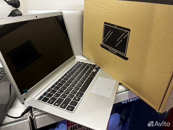 Новый быстрый ноутбук в магазине в коробке