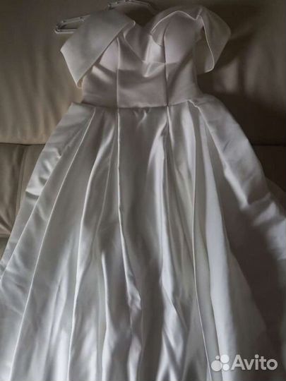 Свадебное платье со шлейфом 46 48