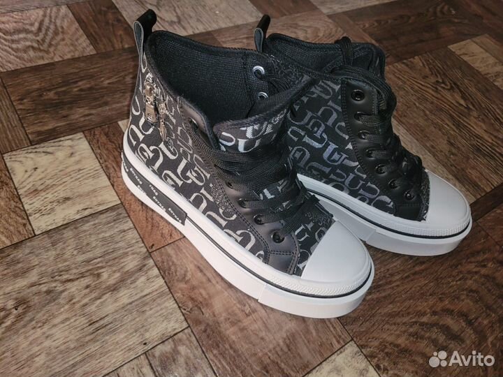 Кроссовки женские новые