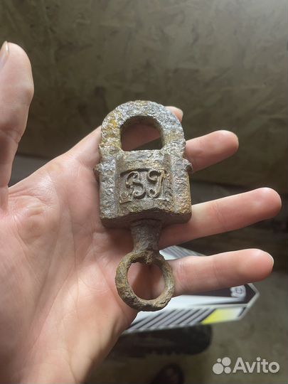 Старинный навесной замок годовик