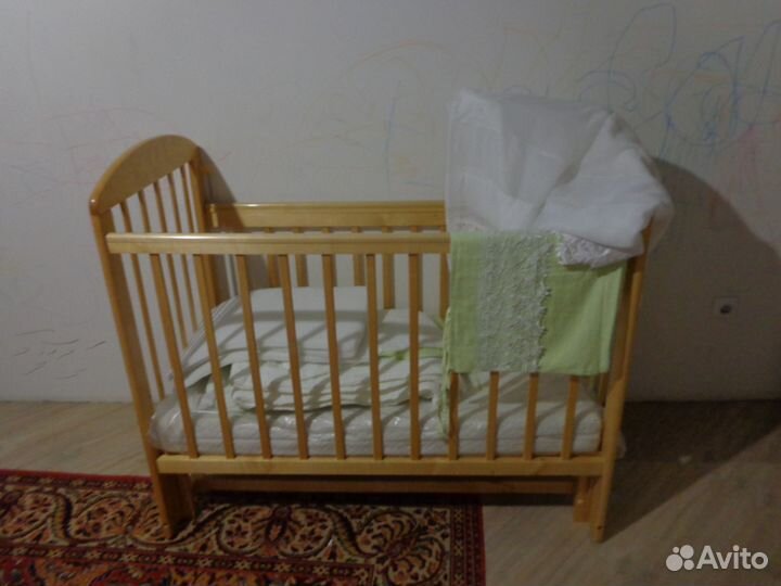 Детская кроватка с маятником с аксессуарами