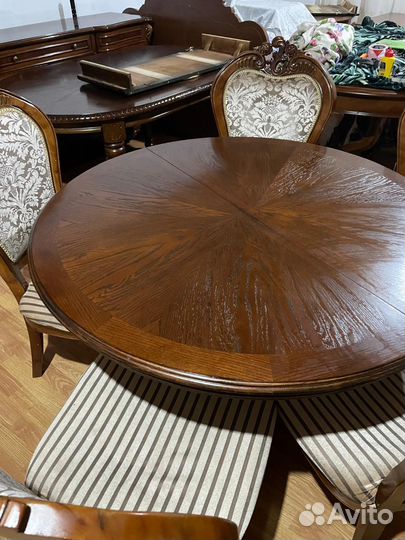 Стол и стулья