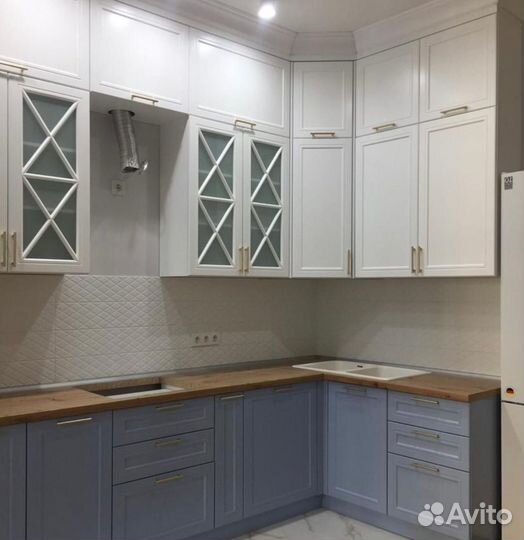 Угловая кухня до потолка