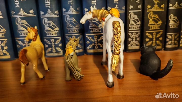 Статуэтки - лошадки и кот