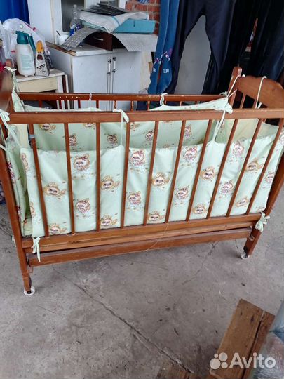 Детская кроватка и столик для кормления