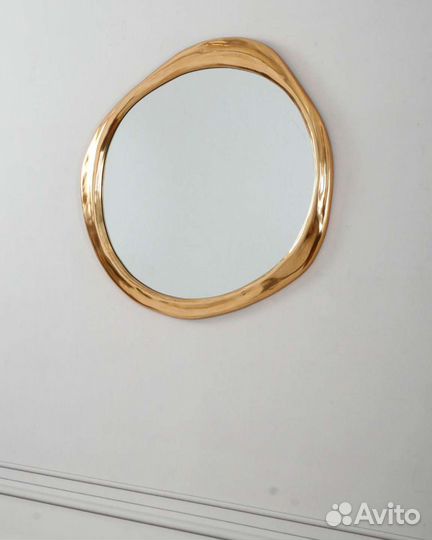 Зеркало настенное в раме асимметричной формы