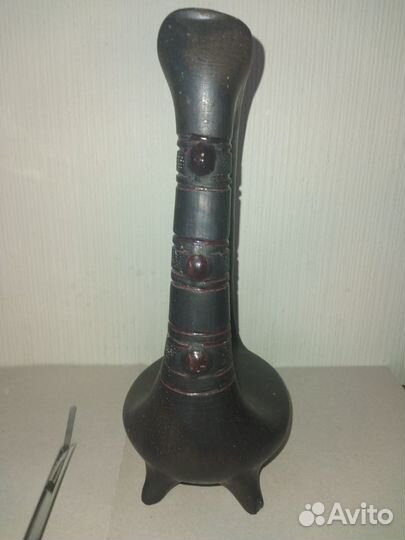 Бутылки стеклянные и металлическая ваза