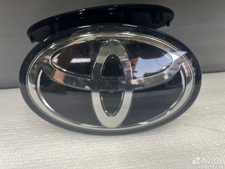 Эмблема передняя Toyota Camry V70 2017-2021