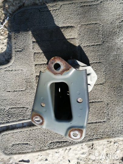 Крепление усилителя бампера переднее правое Nissan