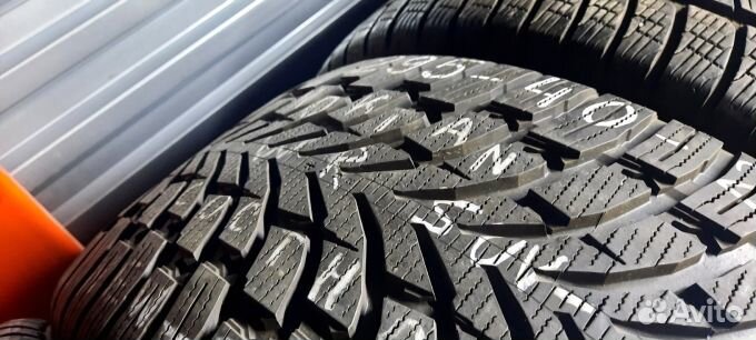 Nokian Tyres WR SUV 4 295/40 R21