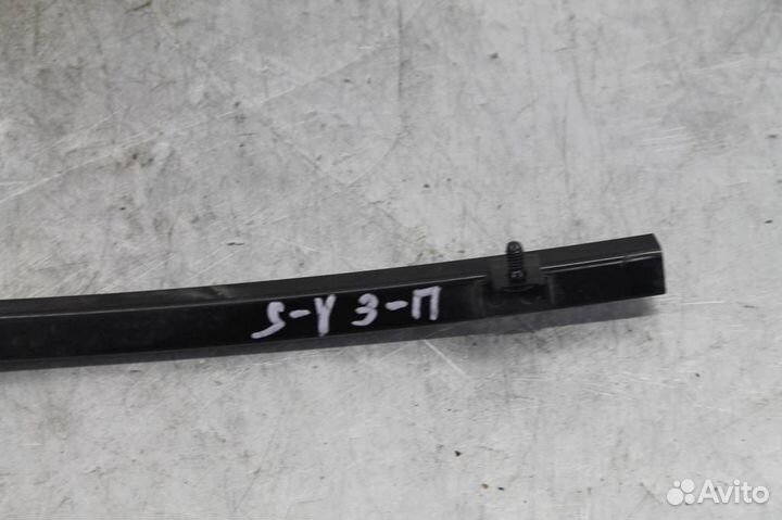 Направляющая стекла двери задняя правая Ssang Yon