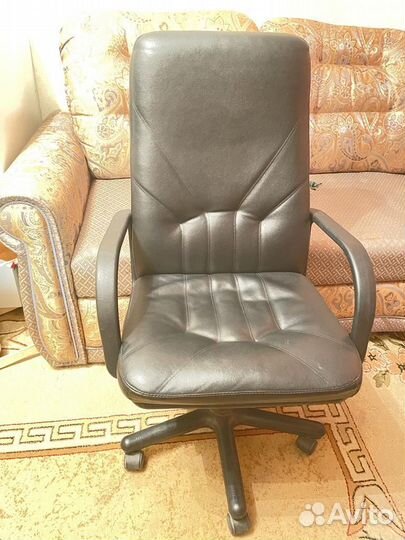 Офисное кожаное кресло руководителя
