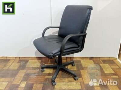 Офисное кресло на колесиках