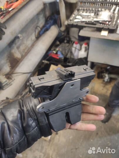 Замок багажника форд