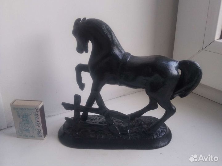 Чугунное литьё. Конь у плетени