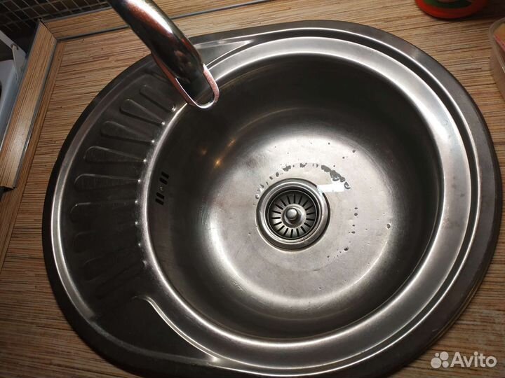 Кухонная мойка с краном