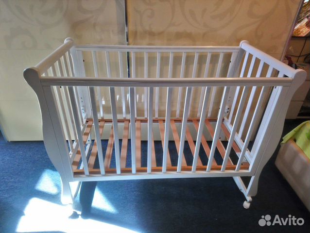 Детская кроватка с универсальным маятником