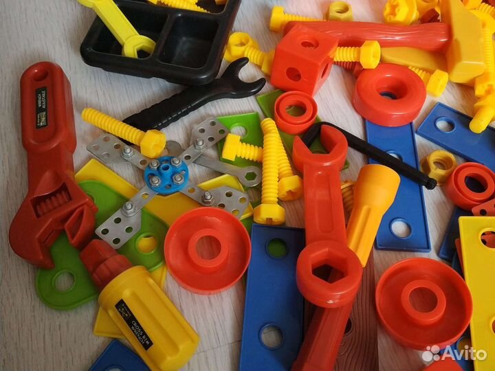 Ящик с игрушечными инструментами