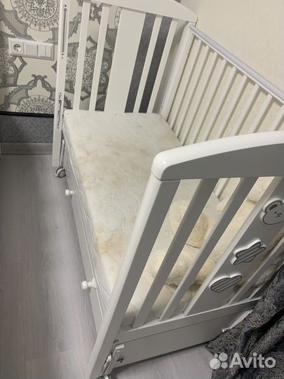 Детская кроватка с маятником