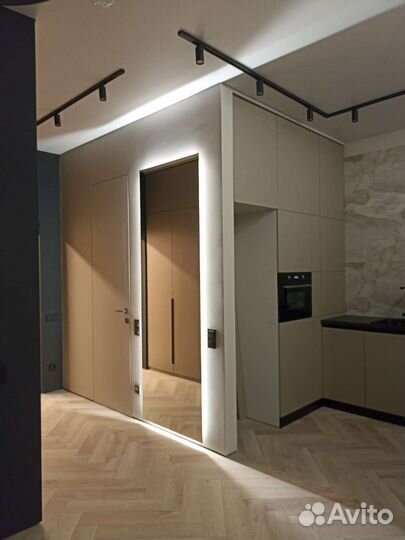 Зеркало с парящей подсветкой в рамке