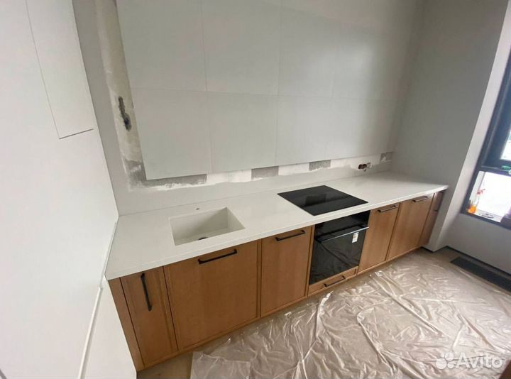 Стол со столешницей из искусственного камня