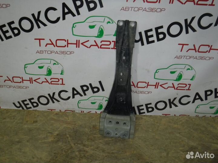 Кронштейн замка капота Mitsubishi Pajero Sport 3