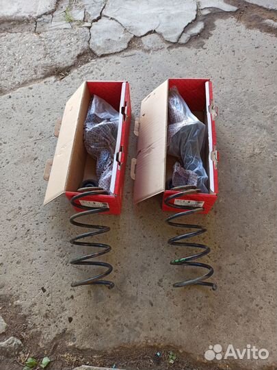 Передние амортизаторы с пружинами