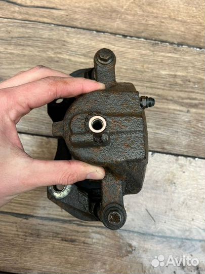 Тормозной суппорт передний левый Nissan Almera N16