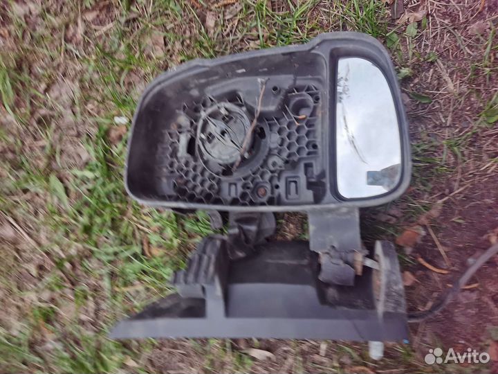 Правое зеркало заднего вида