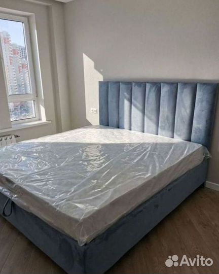 Кровать с молдингом