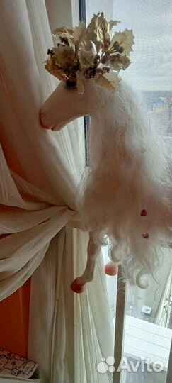 Кукла фарфоровая и лошадка