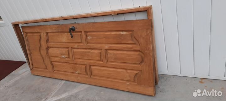 Дверь входная деревянная