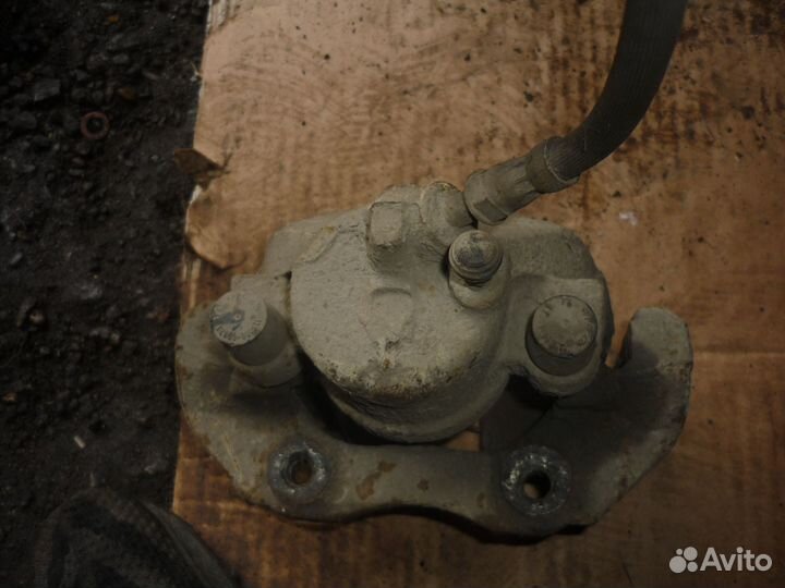 Суппорт передний правый Форд Фокус 2