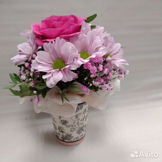 Композиция букет в стаканчике из гипсофилы и цветы